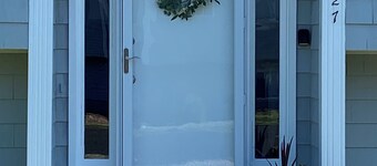 Spacious Summer Rental in Bonnet Shores/Narragansett, RI. Close to area beaches.