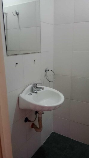 Classic Room | Bathroom | Bathtub, free toiletries, hair dryer, towels - Ontelmo hostel (Buenos Aires)