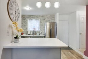 Private kitchen - Chic House Camelback Resort: Ski, Hike, Waterpark, Grill, Explore! (Tannersville)