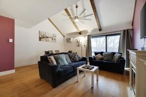 Living area - Chic House Camelback Resort: Ski, Hike, Waterpark, Grill, Explore! (Tannersville)