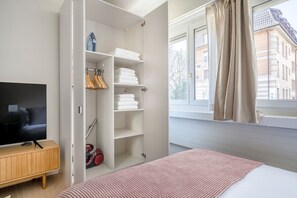 Iron/ironing board, WiFi, bed sheets