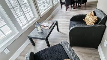 TV connectée, cheminée, chaßne hi-fi