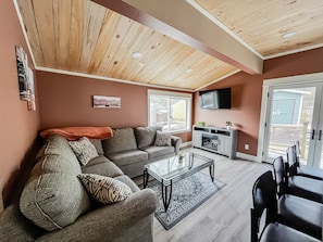 Smart TV, fireplace, stereo - A cozy home nestled in the heart of the river bluffs. (Stillwater)