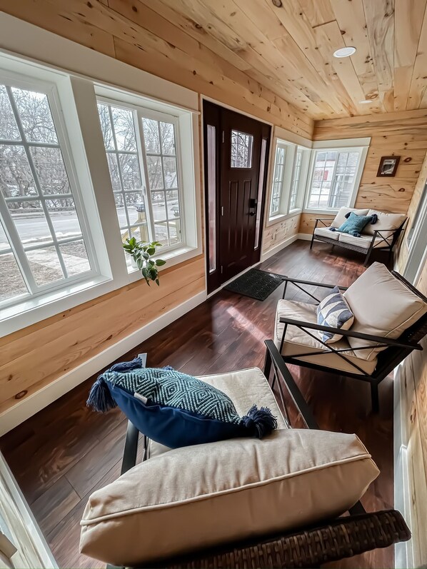 Smart TV, fireplace, stereo