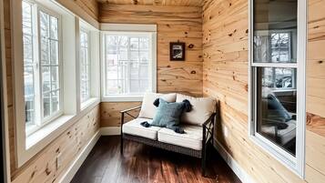 Smart TV, caminetto, impianto stereo