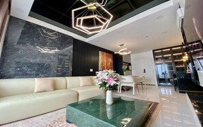 Phòng Suite Presidential, 3 phòng ngủ, quyền sử dụng Club Lounge, quang cảnh thành phố | Khu phòng khách | Smart TV, Netflix, các kênh phim phải trả tiền, dịch vụ stream