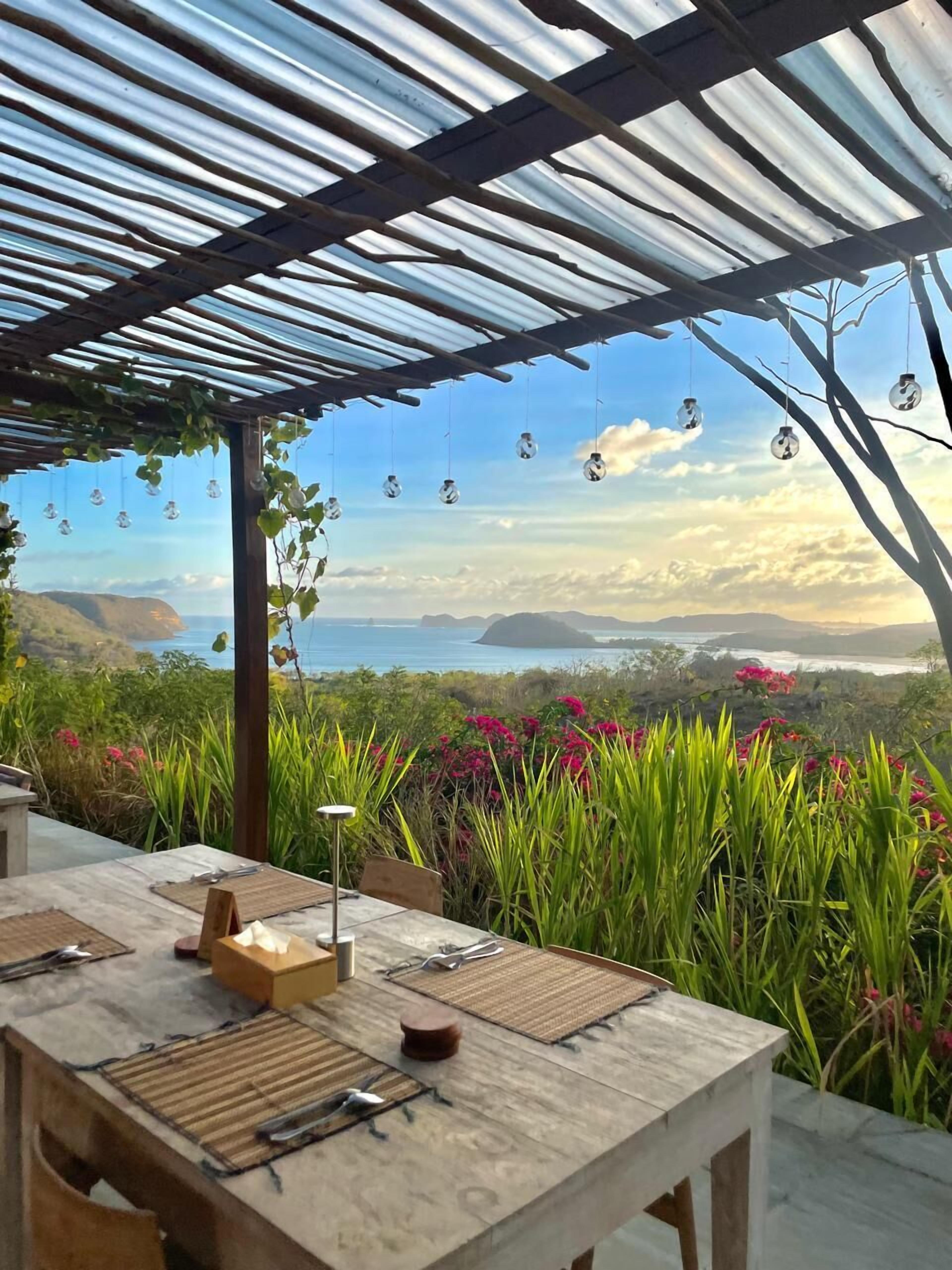 Phục vụ bữa sáng, bữa trưa, món địa phương và quốc tế, nhìn ra biển 