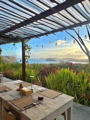 Se sirven desayunos y cocina local e internacional, con vista al mar 