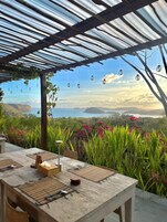 Se sirven desayunos y cocina local e internacional (con vistas al mar) 