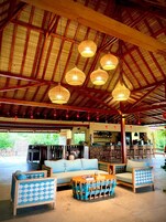 Se sirven desayunos y cocina local e internacional (con vistas al mar) 