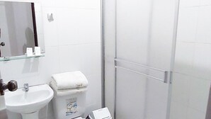 Standard Double Room, 1 Double Bed, Private Bathroom, City View | Bathroom | Shower, towels, soap, shampoo - Samaná Hostal (Tacna)