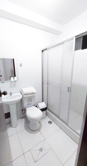 スタンダード ダブルルーム ダブルベッド 1 台 専用バスルーム シティビュー | バスルーム | シャワー、タオル、石鹸、シャンプー