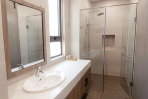 Designer toiletries, hair dryer, slippers, towels - Kim Ngan Hills Resort (Da Lat)