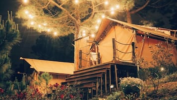 GLAMPING FAMILY TWIN | Bathroom | Designer toiletries, hair dryer, slippers, towels