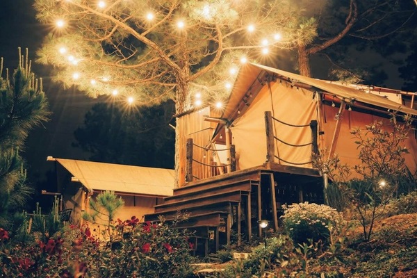 GLAMPING FAMILY TWIN | Bathroom | Designer toiletries, hair dryer, slippers, towels