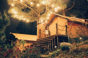 GLAMPING FAMILY TWIN | 浴室 | 名牌洗护用品、吹风机、拖鞋、毛巾