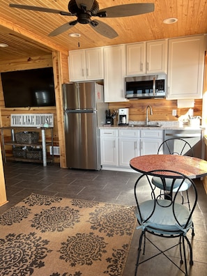 Fridge, microwave, oven, stovetop - Beautiful Lake Wateree views with boat ramp, and large outdoor living areas  (Ridgeway)