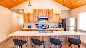 Kylskåp, mikrovågsugn, ugn och spishäll