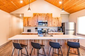 Fridge, microwave, oven, stovetop - Lakeshore Lodging Luxury Suites (Homer)