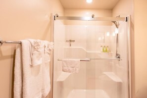 Hair dryer, towels - Lakeshore Lodging Luxury Suites (Homer)