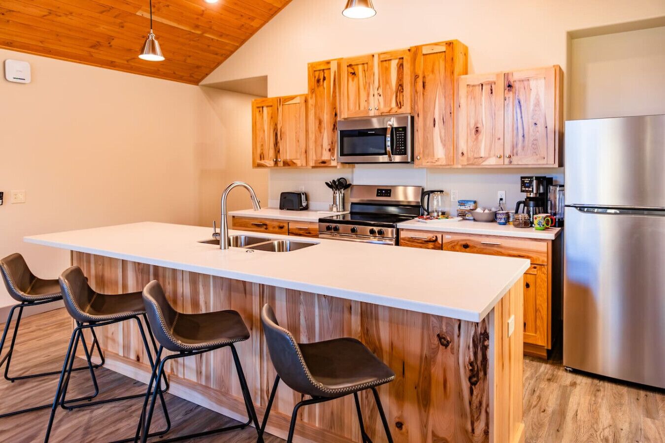 冷蔵庫、電子レンジ、オーブン、コンロ