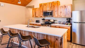 Kylskåp, mikrovågsugn, ugn och spishäll