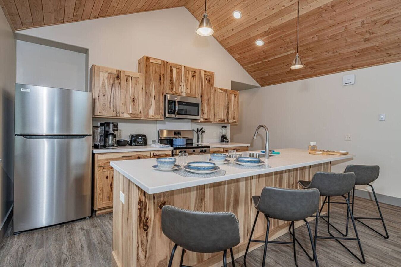 Refrigerador, microondas, horno y parrilla de estufa 