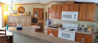 Only10 minute walk to the Inland side of Sound, 3 mile Emerald Isle Beach,Pets
