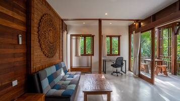 Exclusive-Villa, 1 Schlafzimmer, Nichtraucher, Poolseite | Wohnbereich | 32-Zoll-Smart-TV mit Digitalempfang, Netflix, Streaming-Dienste