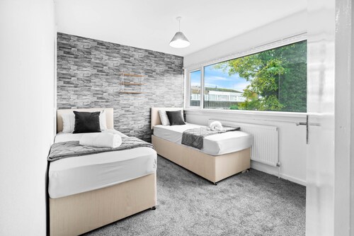 3-Bed House, Sleeps 5, Bham Airport, Parking