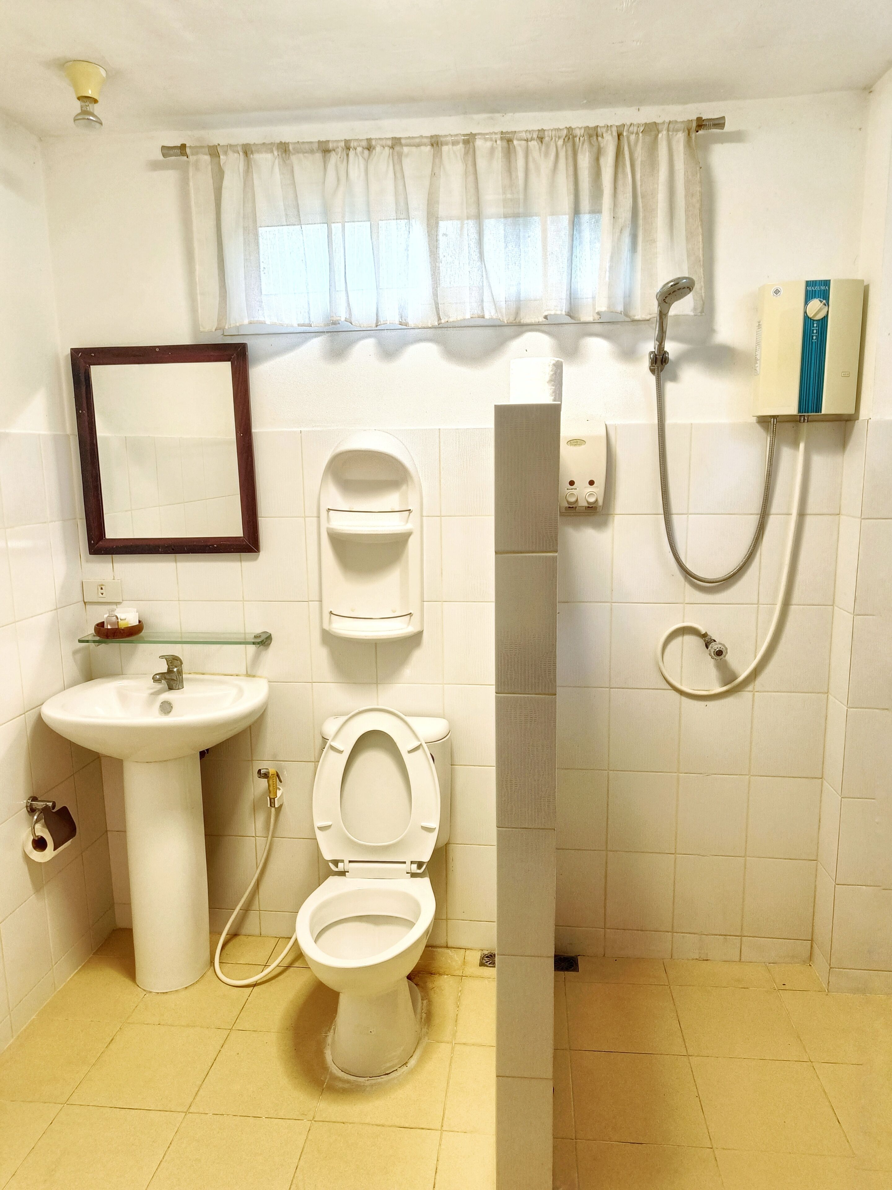 Een badkamer met een wastafel, toilet en douche.