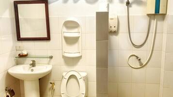 Een badkamer met een wastafel, toilet en douche.