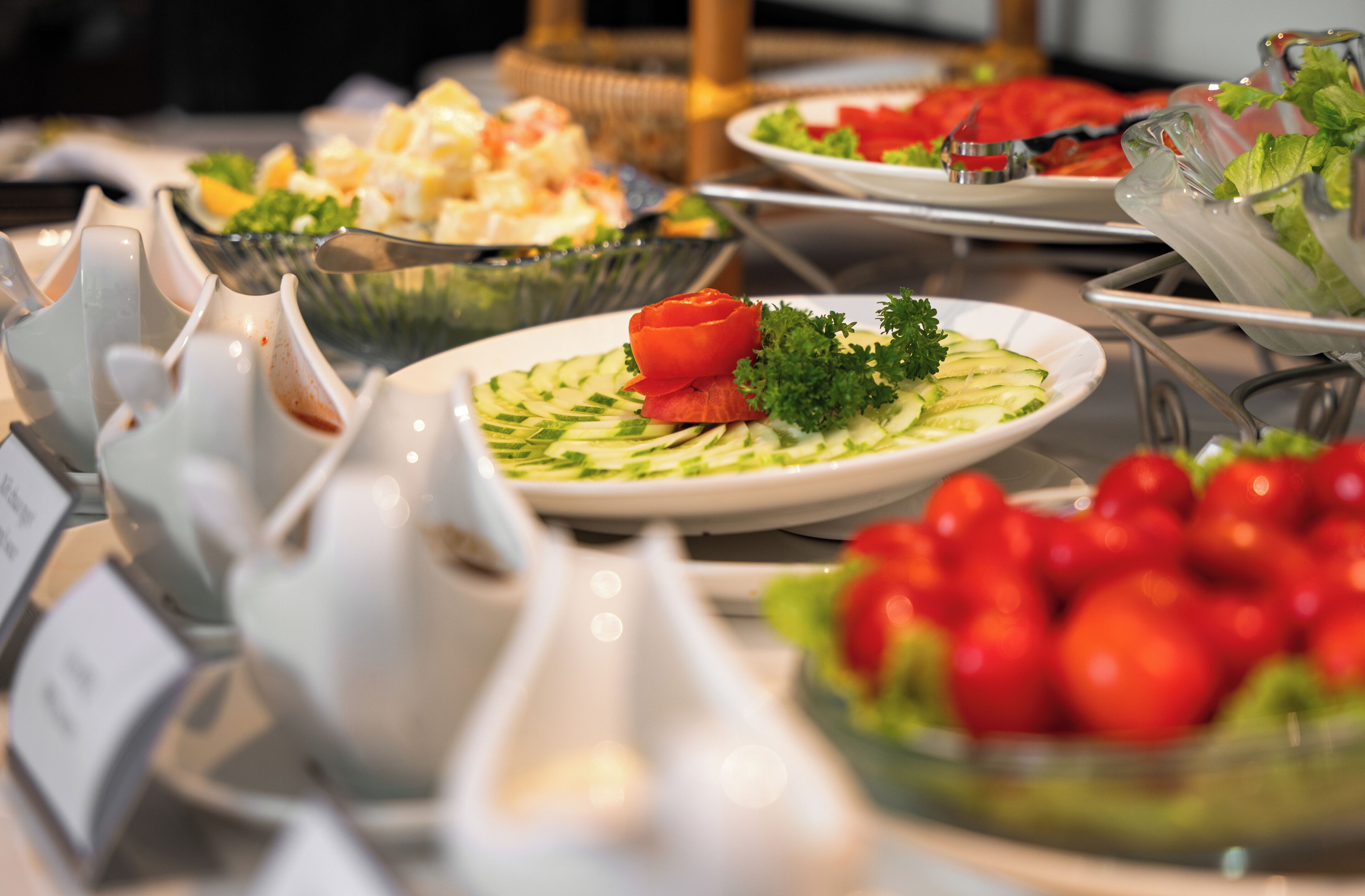 Un buffet proposant une variété de plats, notamment des salades, des fruits et des légumes.
