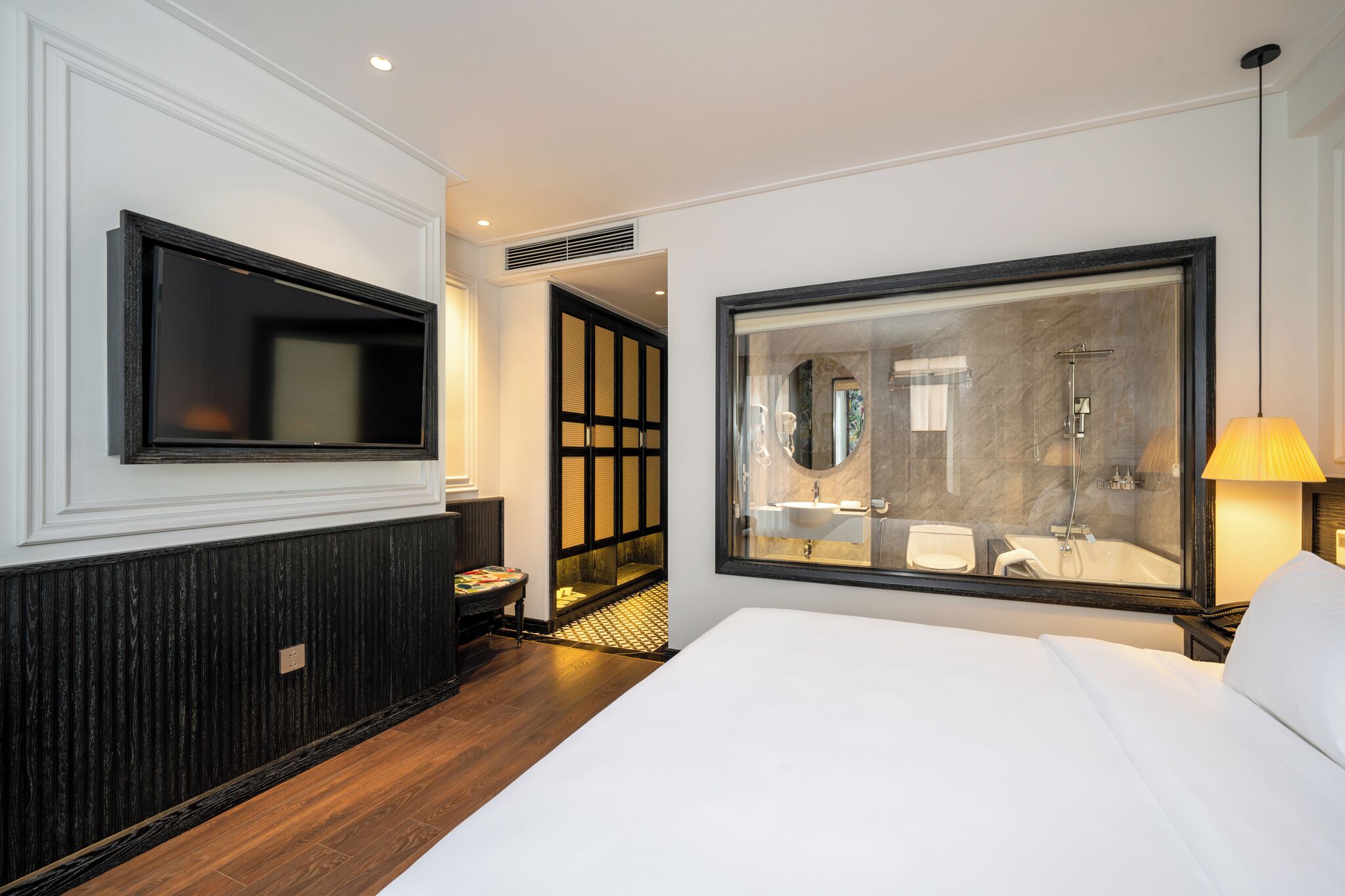 Desk, soundproofing, free WiFi, bed sheets