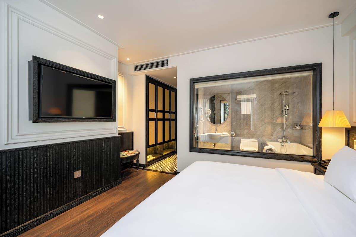 Desk, soundproofing, free WiFi, bed sheets