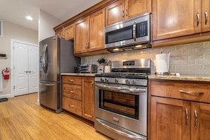 Fridge, microwave, oven, stovetop - WLU & VMI’s Urban Retreat with Private Parking (Lexington)