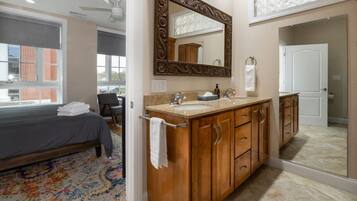 Een haardroger, handdoeken