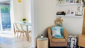 A modern living room with a sofa, a round side table, and a patterned rug. - 🔆GREENVIEW🔆BFast,WiFi,Fetch🔆Walk2Pizza,Liquor (Bell Post Hill)