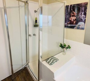 Shower, eco-friendly toiletries, hair dryer, towels - 🔆GREENVIEW🔆BFast,WiFi,Fetch🔆Walk2Pizza,Liquor (Bell Post Hill)