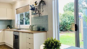 A modern kitchen with white cabinets, a built-in dishwasher, and a large window. - 🔆GREENVIEW🔆BFast,WiFi,Fetch🔆Walk2Pizza,Liquor (Bell Post Hill)