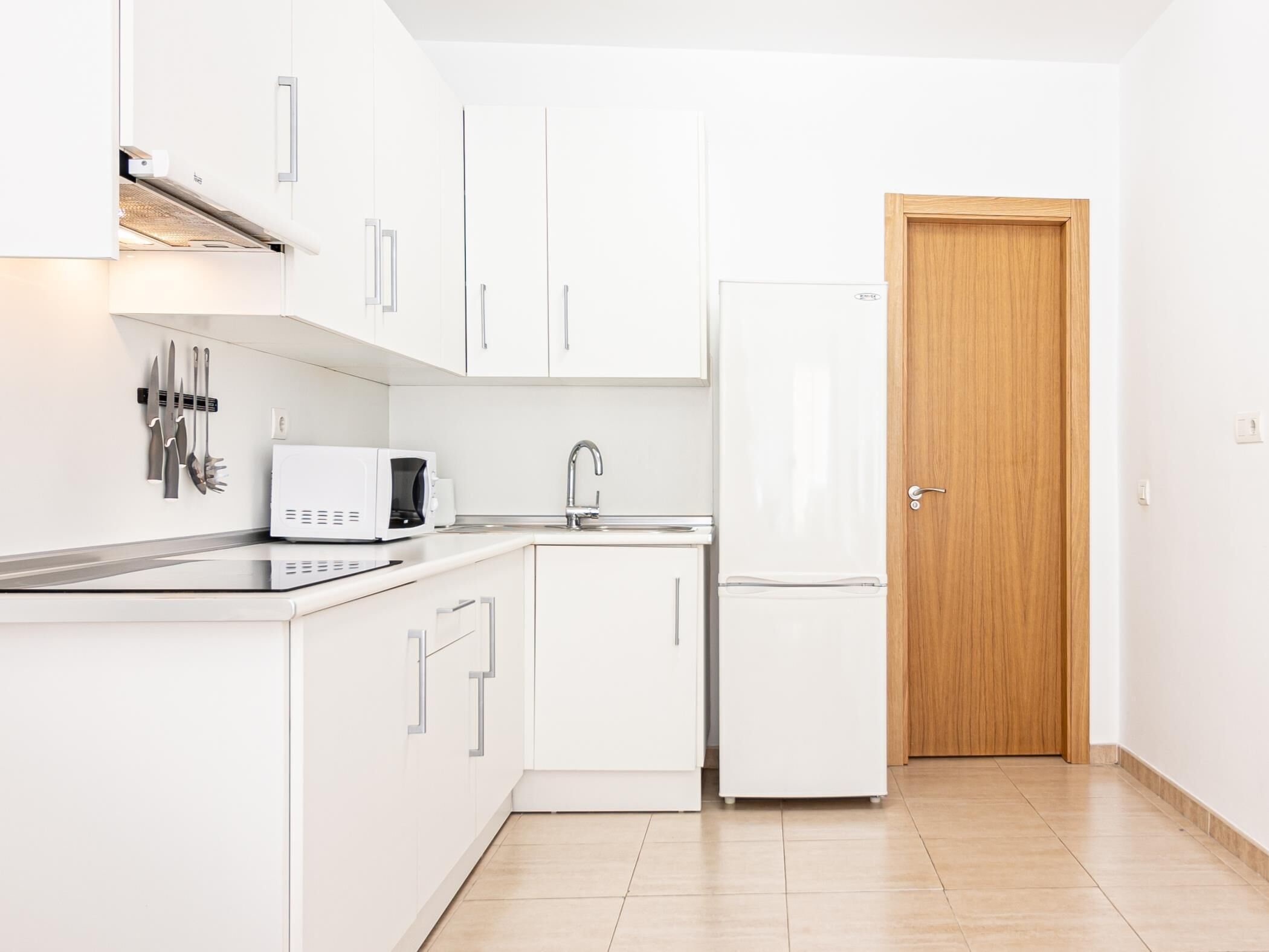 Kühlschrank, Mikrowelle, Wasserkocher mit Kaffee-/Teezubehör, Toaster