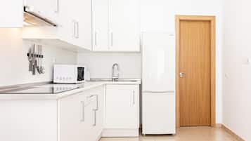 Kühlschrank, Mikrowelle, Wasserkocher mit Kaffee-/Teezubehör, Toaster