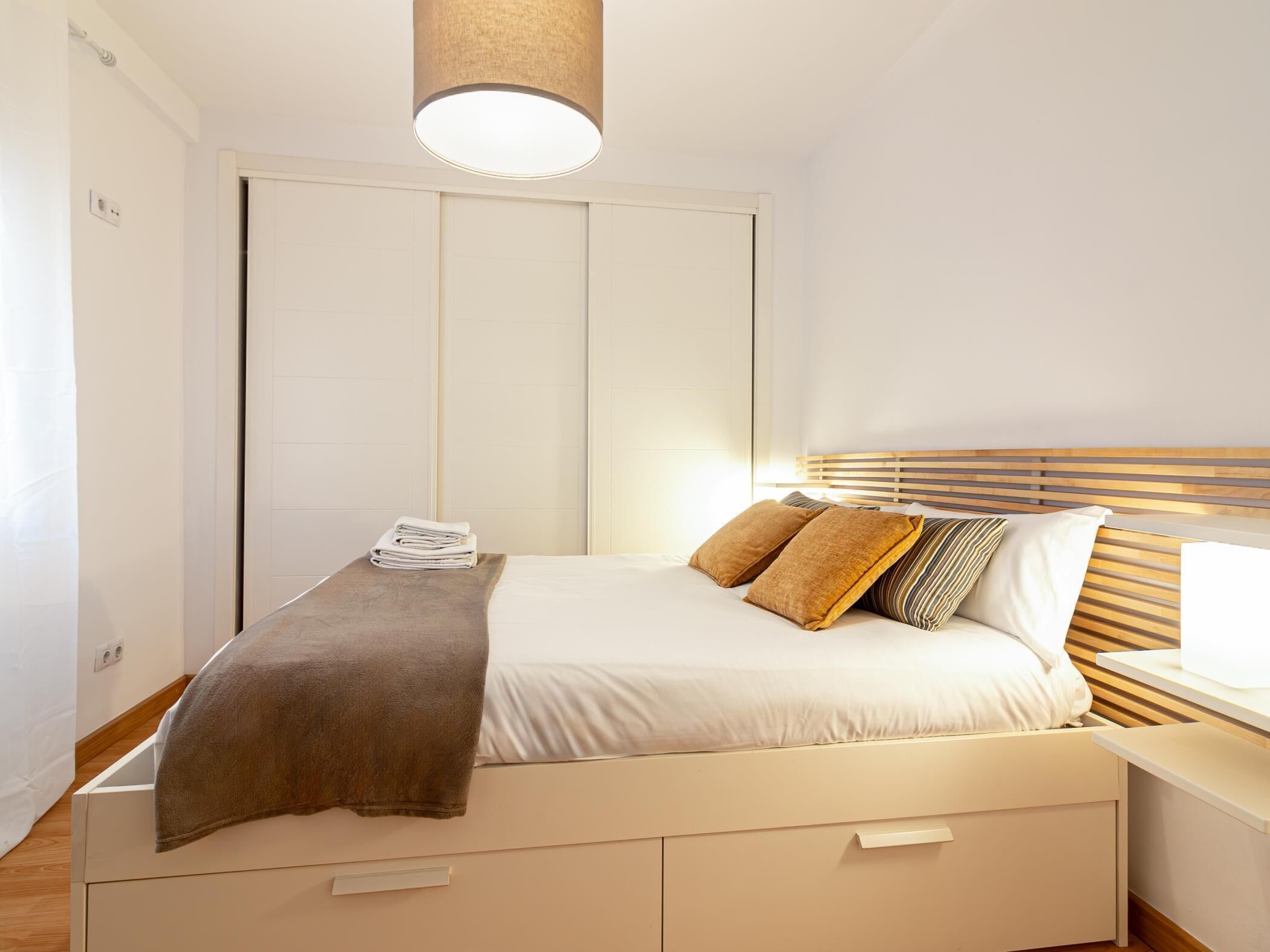 2 bedrooms, iron/ironing board, internet, bed sheets