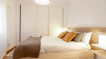 2 bedrooms, iron/ironing board, internet, bed sheets