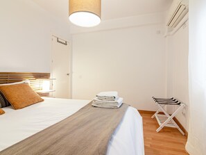 2 quartos, ferros/tábuas de passar roupa, acesso à internet