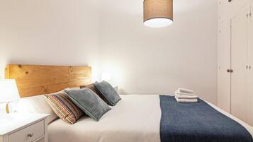 2 bedrooms, iron/ironing board, internet, bed sheets