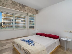 2 slaapkamers, een strijkplank/strijkijzer, reisbedje, gratis wifi