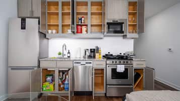 Refrigerador, microondas, horno y parrilla de estufa