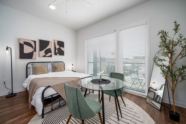 1 bedroom, desk, iron/ironing board, WiFi - Tranquil Studio Haven with Private Balcony! 
 (Birmingham)