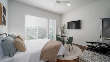 1 habitación, escritorio, tabla de planchar con plancha y wifi